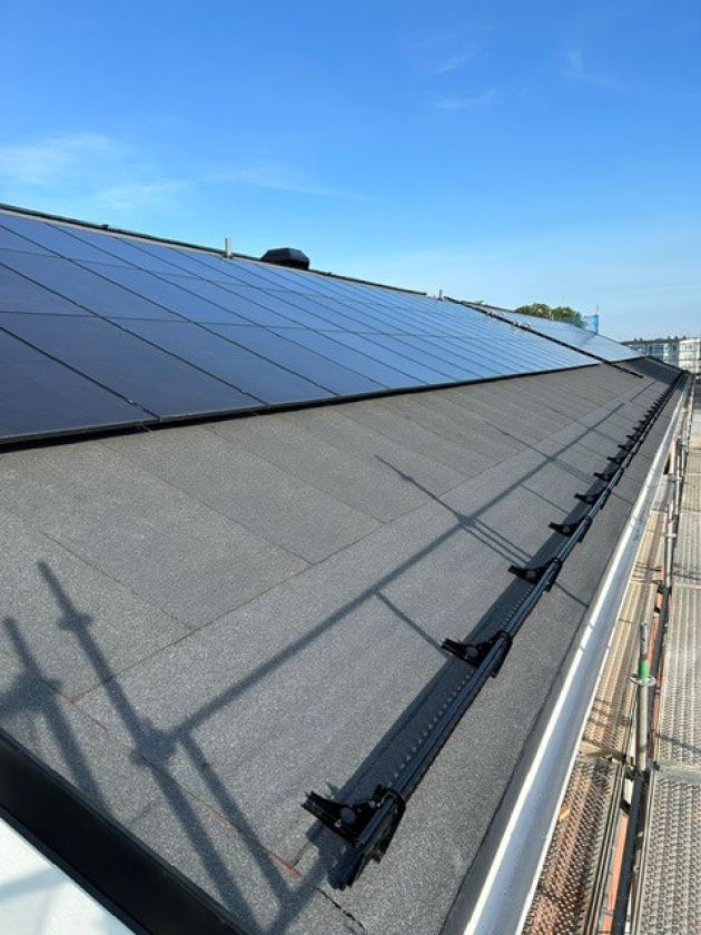 Tak omläggning hyreshus med solcelller taksäkerhet av Kolberga Plåtslageri Oskarshamn